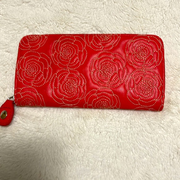 Steve Madden Red Rose Wallet. - Picture 5 of 5